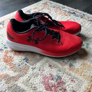 Like new men’s Under Armor tennis shoes